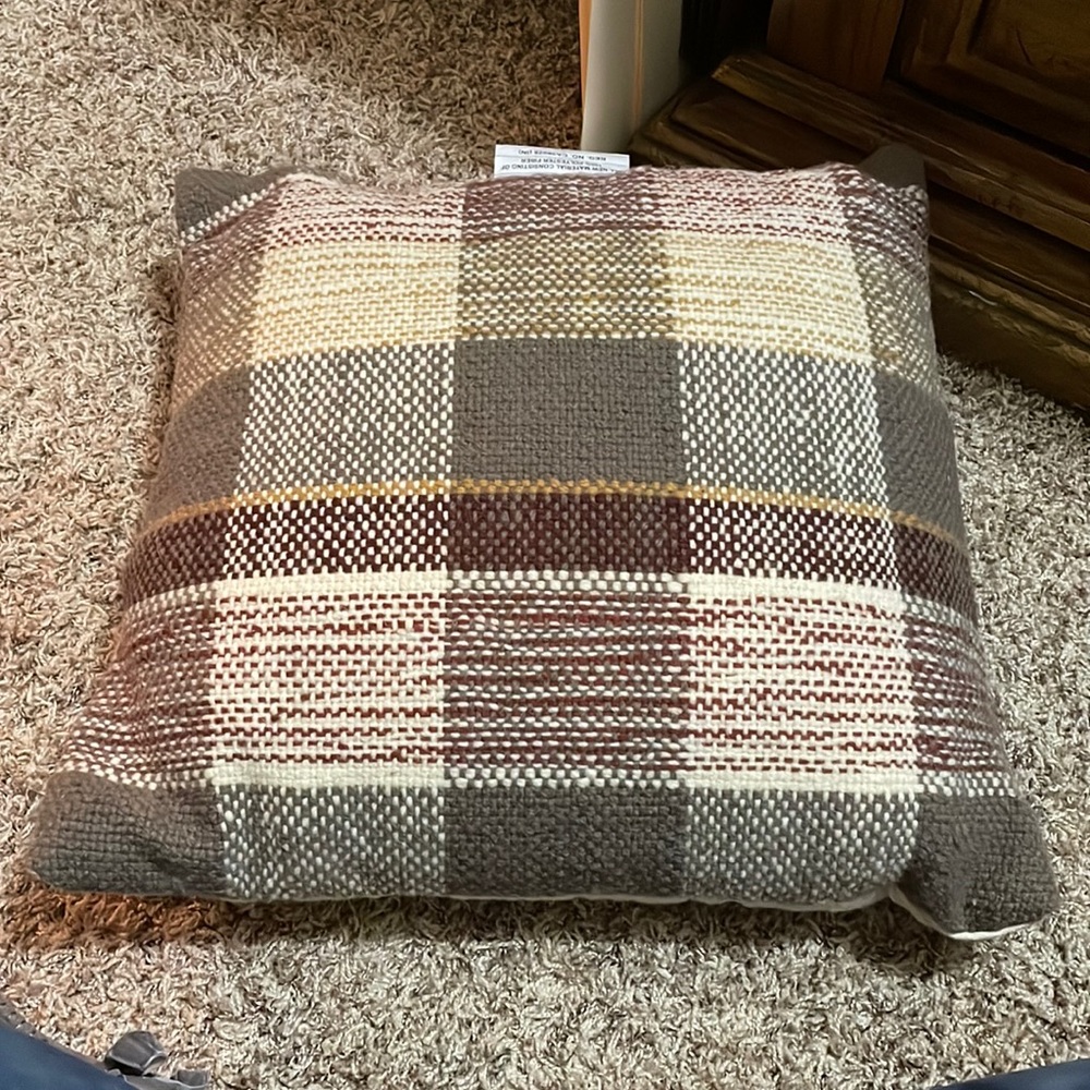 Threshold pillow (18x18)